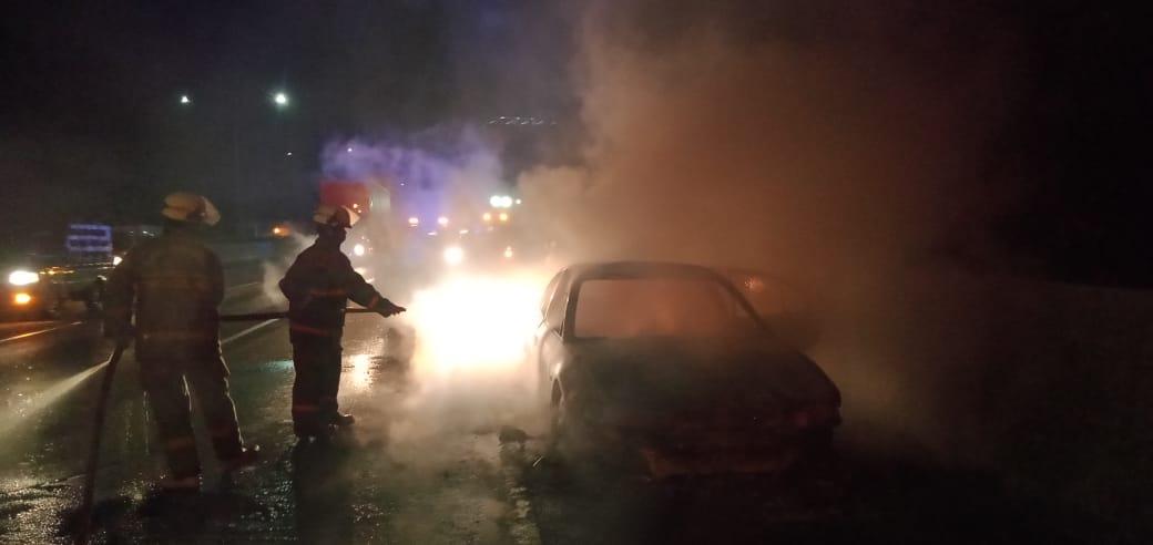 Mobil Sedan Terbakar di Tol Tangerang Merak Km21