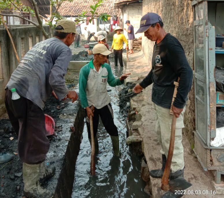 Kelompok Tani Salika Desa Rawakidang Gotong Royong Bersihkan Saluran Irigasi