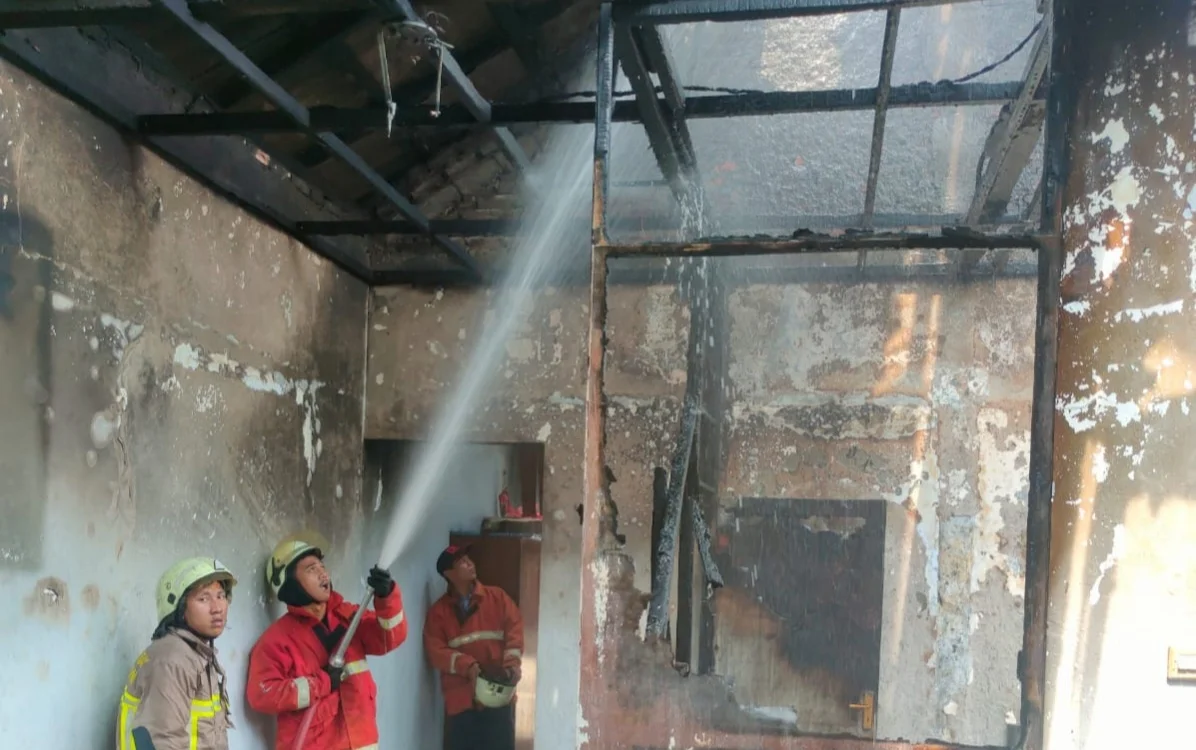 Diduga Korsleting Listrik Carger Hp, Satu Unit Rumah Terbakar di Binong Tangerang