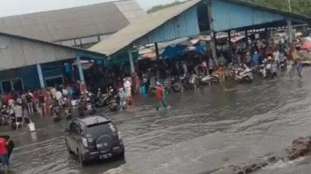 Viral! Air Laut Meluap di Pakuhaji Tangerang, Camat Imbau Nelayan Tidak Melaut