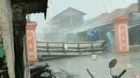 Angin Kencang Sapu Pesisir Utara Tangerang, Satu Buah Gapura Ambruk