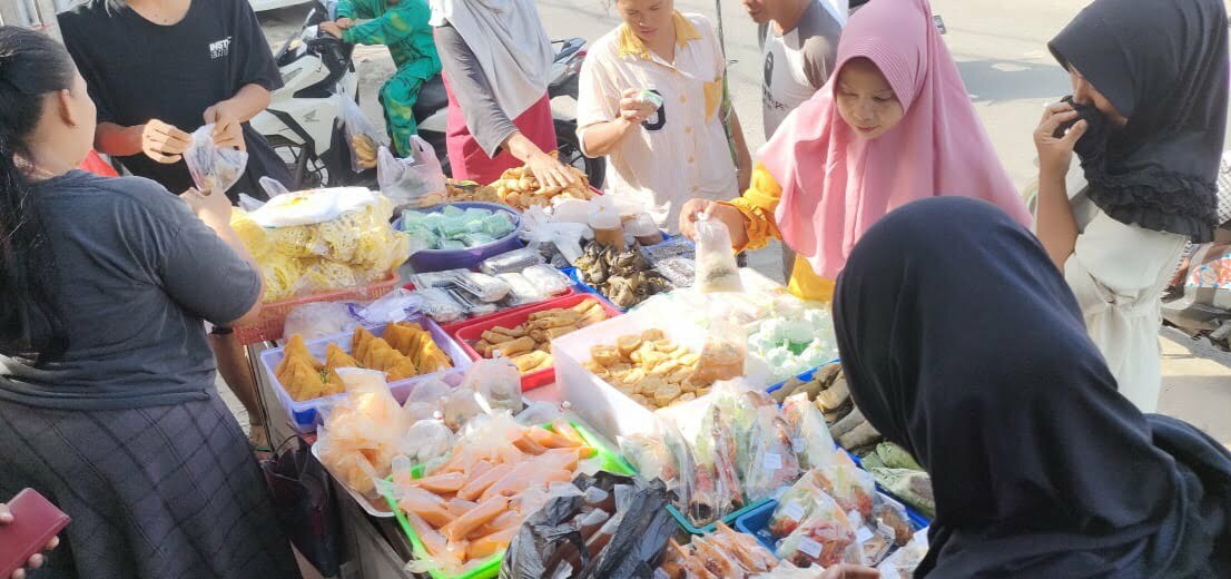 Putu Mayang, Sajian Buka Puasa Yang Ramai Diburu Warga di Pasar Jatiwaringin Mauk