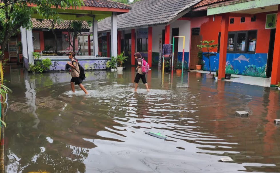 Genangan Air Setinggi 1 Meter Rendam Belasan Rumah di Sindang Jaya Tangerang