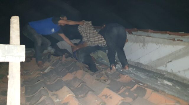 Duuh! Cinta Ditolak, Pria Asal Rajeg Tangerang Ditemukan Hendak Lompat Dari Atap Rumah